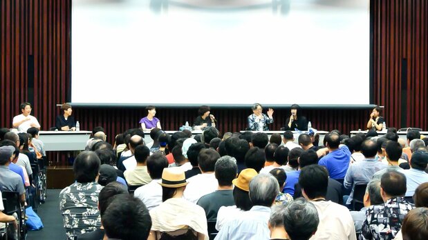 在“让爱子公主成为皇嗣”的公开讨论活动中登台交流观点的发言者们（图片：主办方）