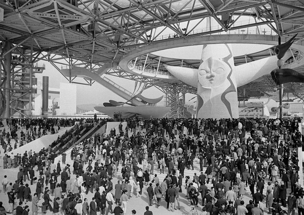 热闹非凡的世博会场和成为世博标志的太阳塔(1970年,大阪府 千里丘陵)(图片:时事社)