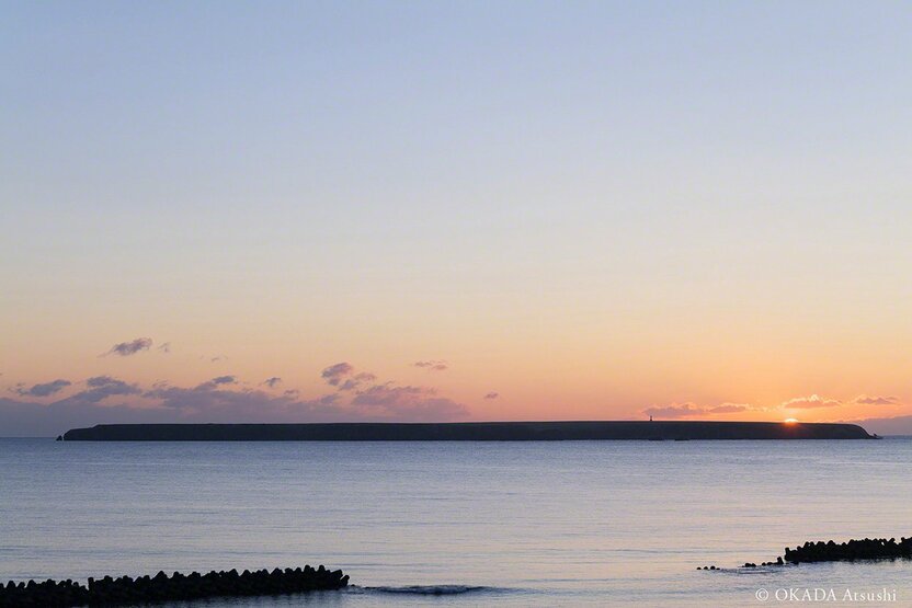 Puesta de sol sobre Yururi desde la isla principal de Hokkaidō. Fotografía tomada por Okada Atsushi en diciembre de 2019.