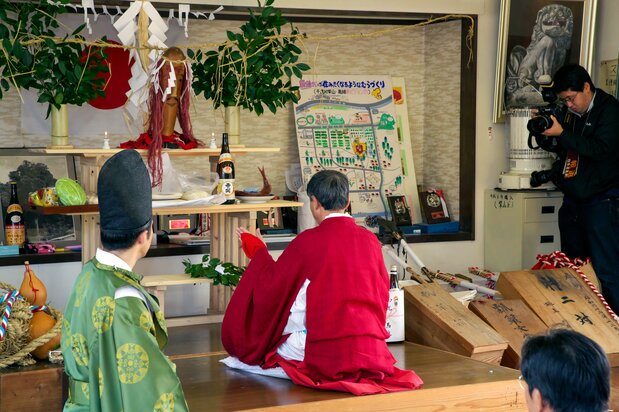 ひょうたん様は地元の元気なお年寄りが務める