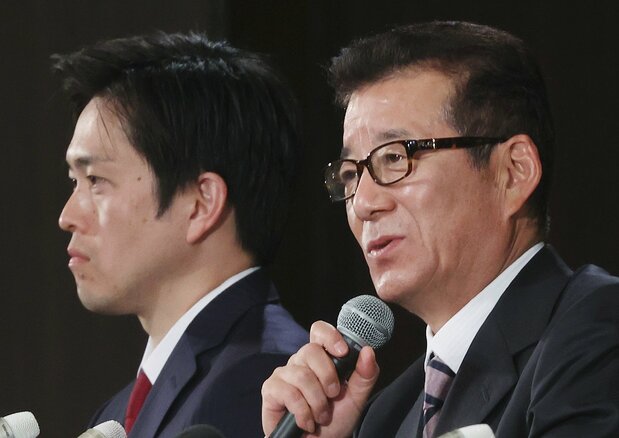 “大阪都构想”第二次遭到否决后，大阪市长松井一郎（右）和大阪府知事吉村洋文召开记者会（2020年11月1日，时事社）