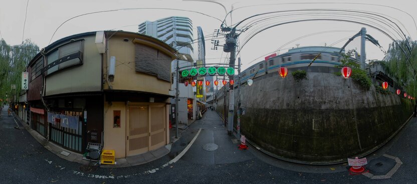 在Nonbē横丁,沿着JR铁路线,分布着约30家酒吧。其下是被改造成地下河的涩谷川