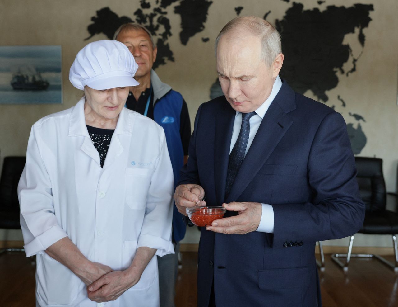 Президент России Владимир Путин посетил остров Эторофу и осмотрел завод по переработке морепродуктов (AFP=Jiji)