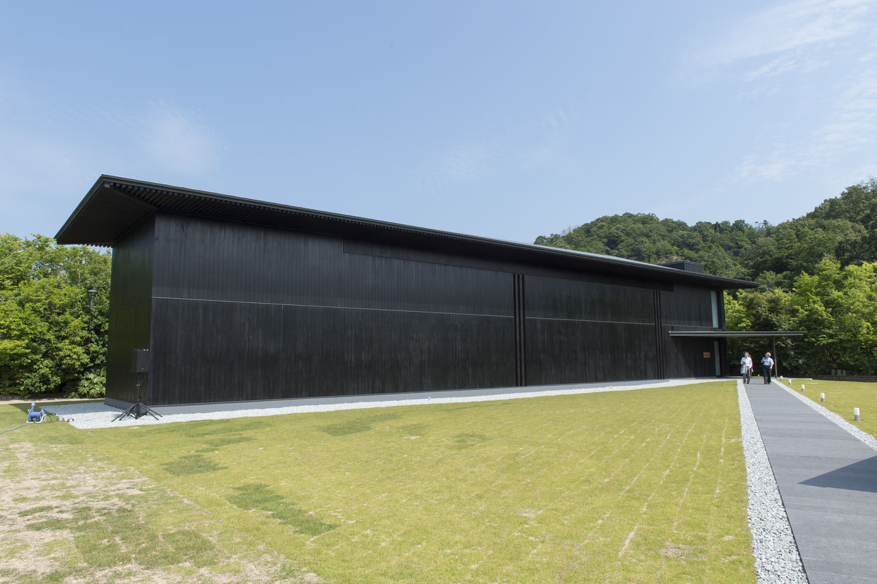Здание музея художника Анно Мицумасы построено по проекту архитектора Андо Тадао