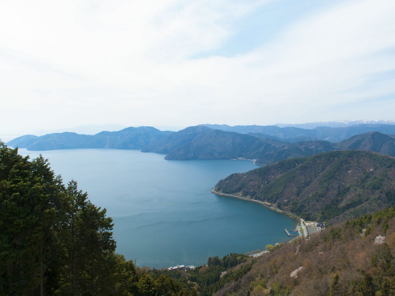 Вид на озеро Бива с горы Сидзугатакэ