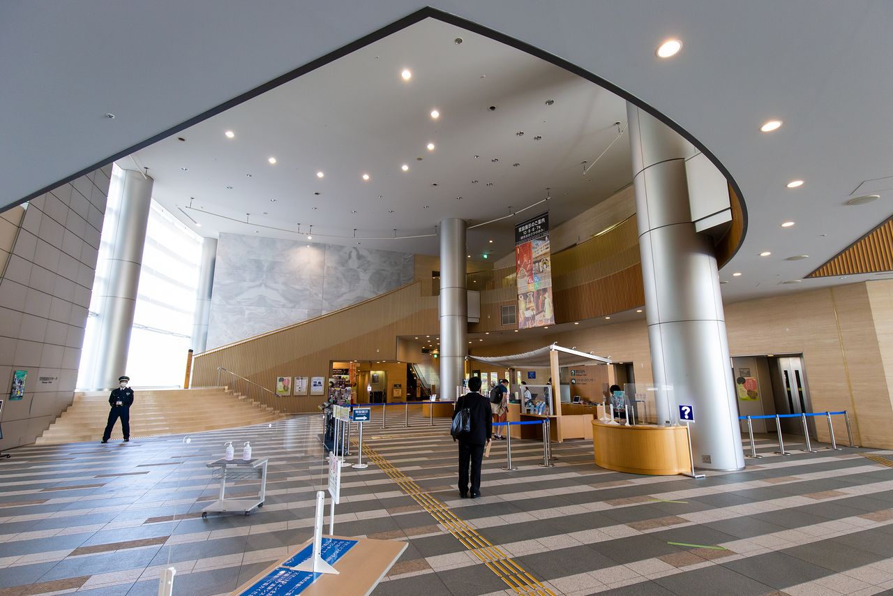 Вход в Исторический музей Осаки; на 6 этаже проходят специальные выставки, которые можно посетить за отдельную плату