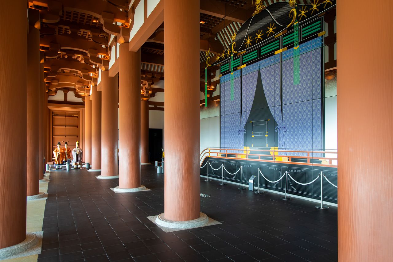 Полноразмерная репродукция церемонии в павильоне Дайгокудэн с колоннами диаметром 70 сантиметров