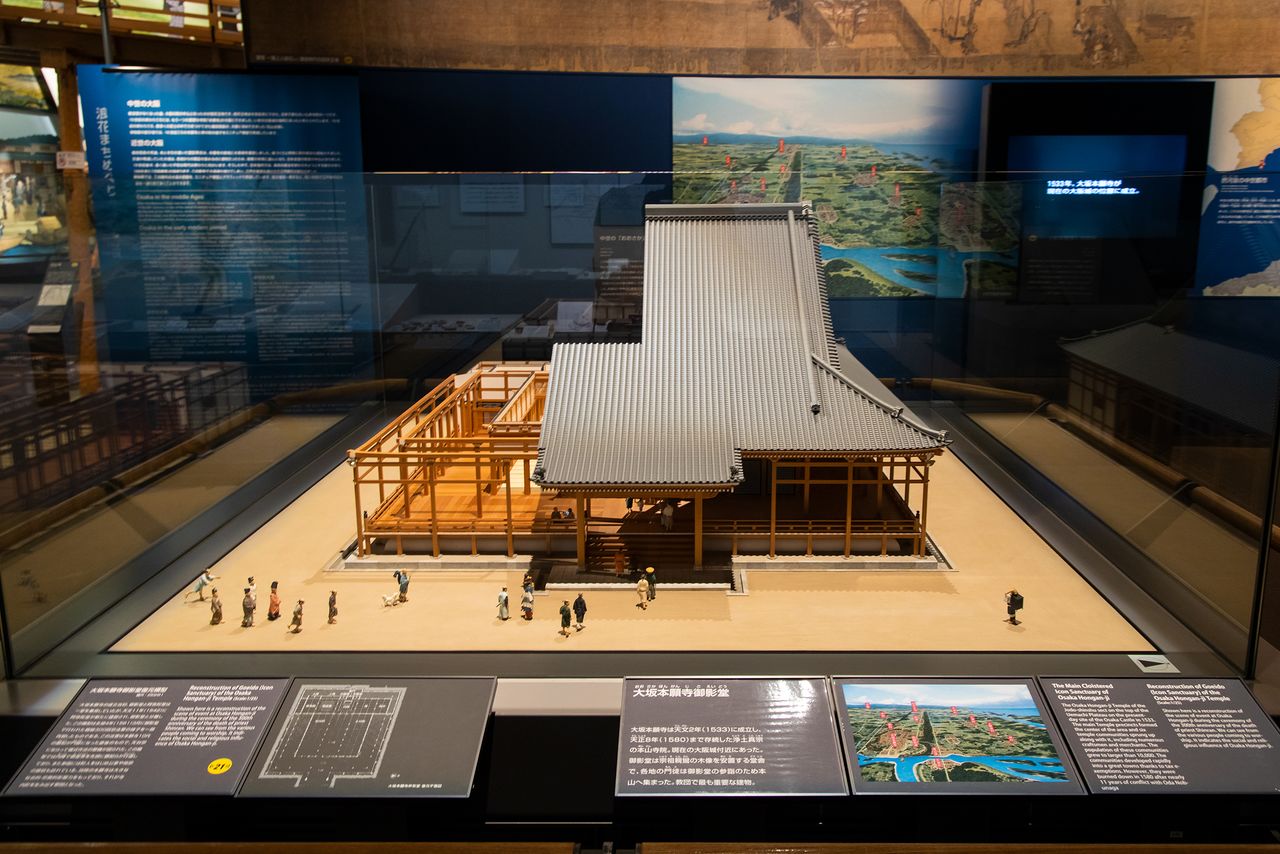 Модель зала Миэйдо в Осака Хонгандзи с достоверным воспроизведением части города у ворот храма
