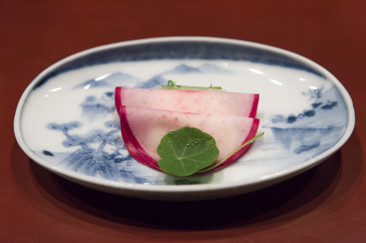 Пюре из ямса ямато-имо завернуто в тонкие ломтики красной репы «Момоносукэ», образуя визуальную перекличку с традиционной японской сладостью ханабира-моти
