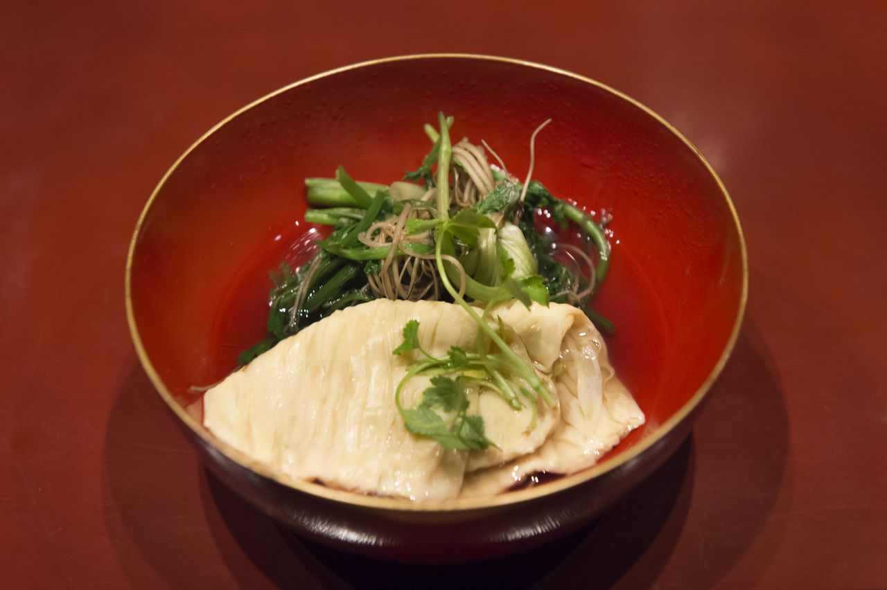 Обезжиренная вручную юба (кожица тофу) подается с водяным сельдереем сэри с деликатесными корешками