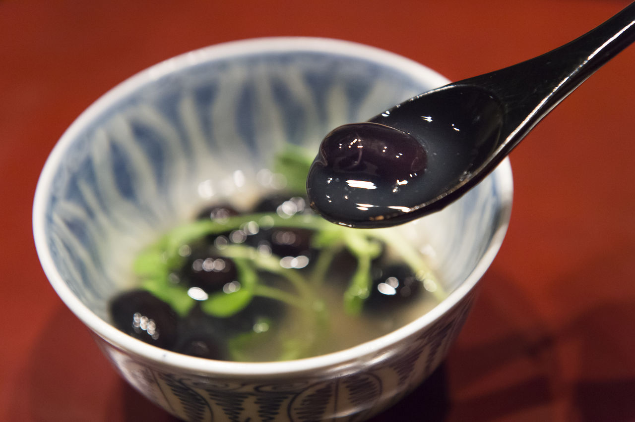 Тушеная черная фасоль и усики гороха в соусе, загущенном марантовой мукой Ёсино