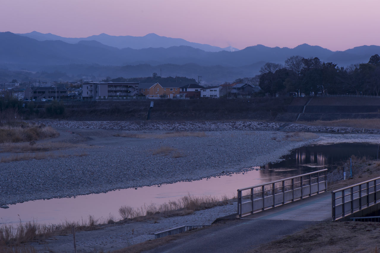 Реку Ёсино окутывает ночь