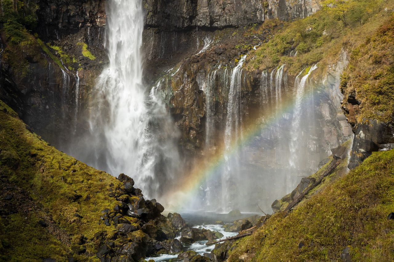 Кэгон окружает множество вторичных водопадов, и если увлечься разглядыванием, то можно забыть о времени