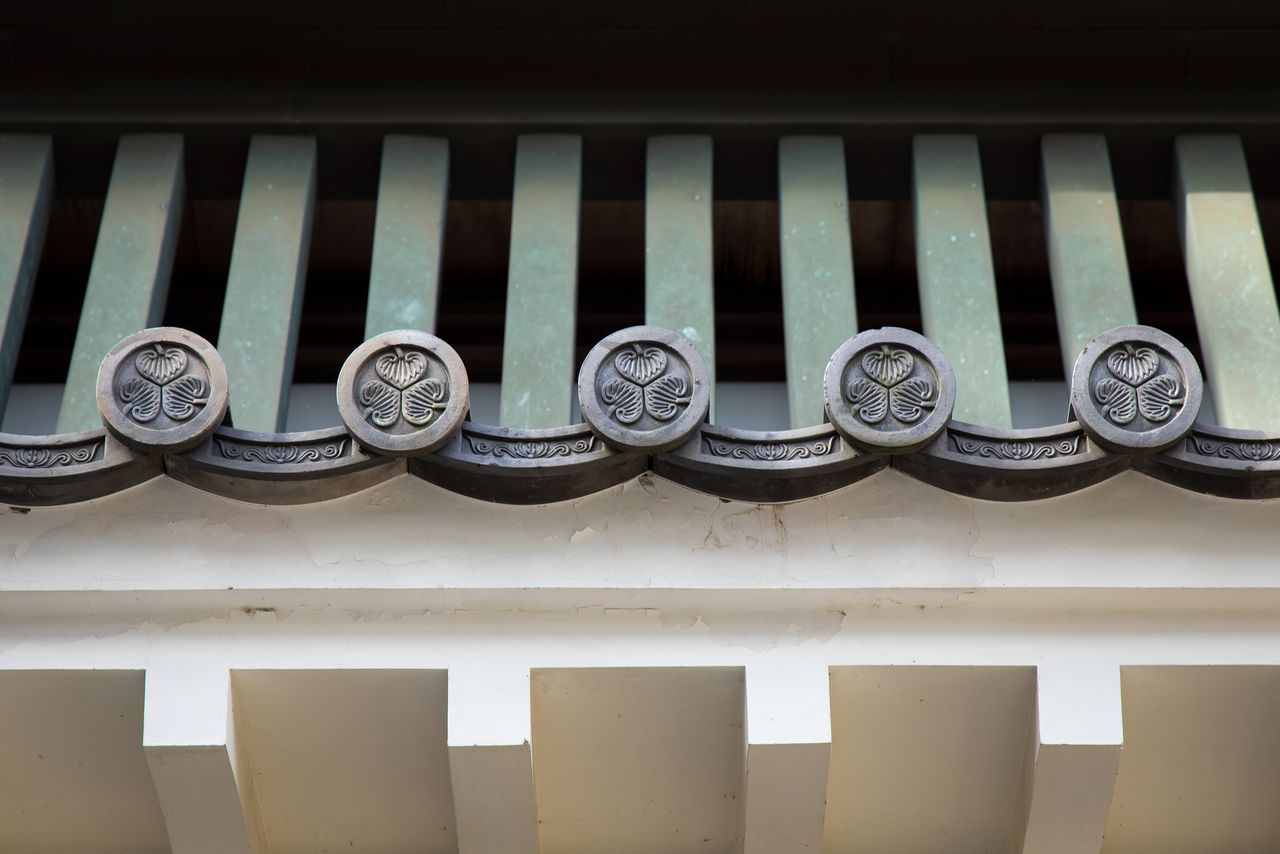 Черепица на воротах Тогива гимон, ведущих на площадку Хоммару, украшена гербами рода Токугава в виде трёх листов мальвы