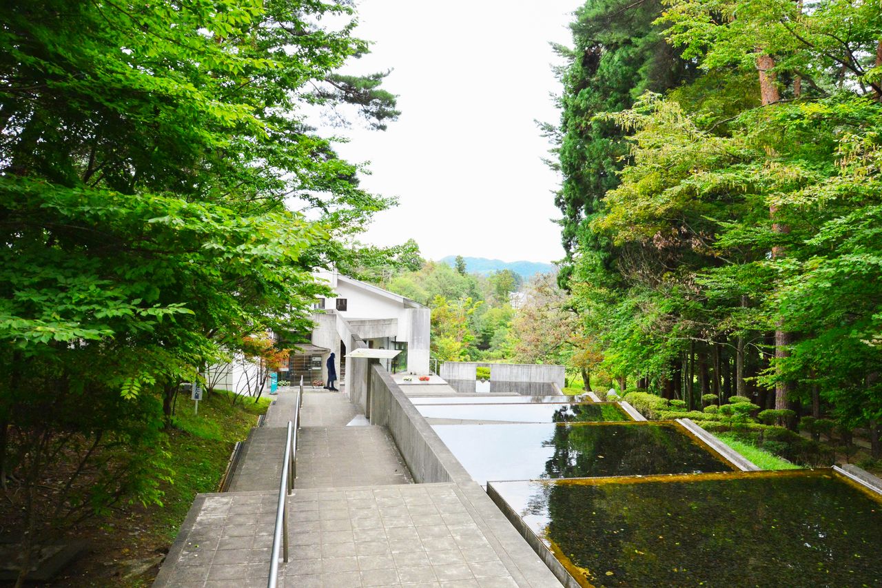 «Миядзава Кэндзи Ихатобу-кан» утопает в зелени