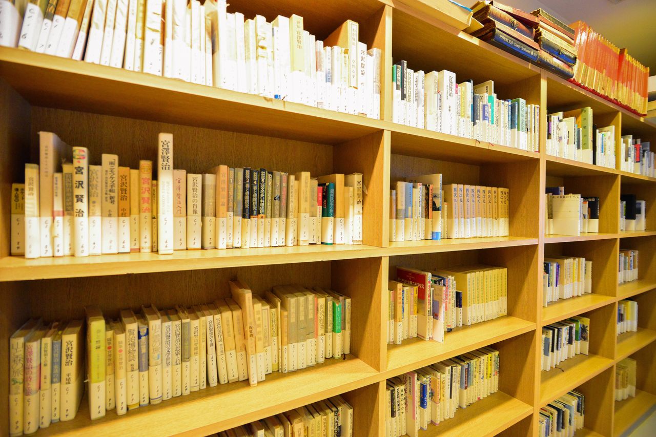 Библиотека, где собраны материалы о Миядзаве Кэндзи