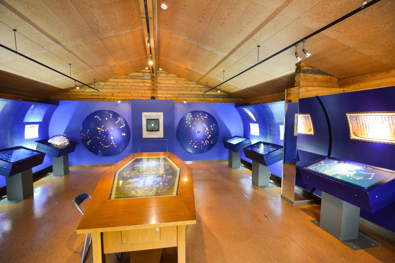В «Классной комнате звёзд» представлены художественные объекты и связанные с ними произведения, сгруппированные в форме созвездий