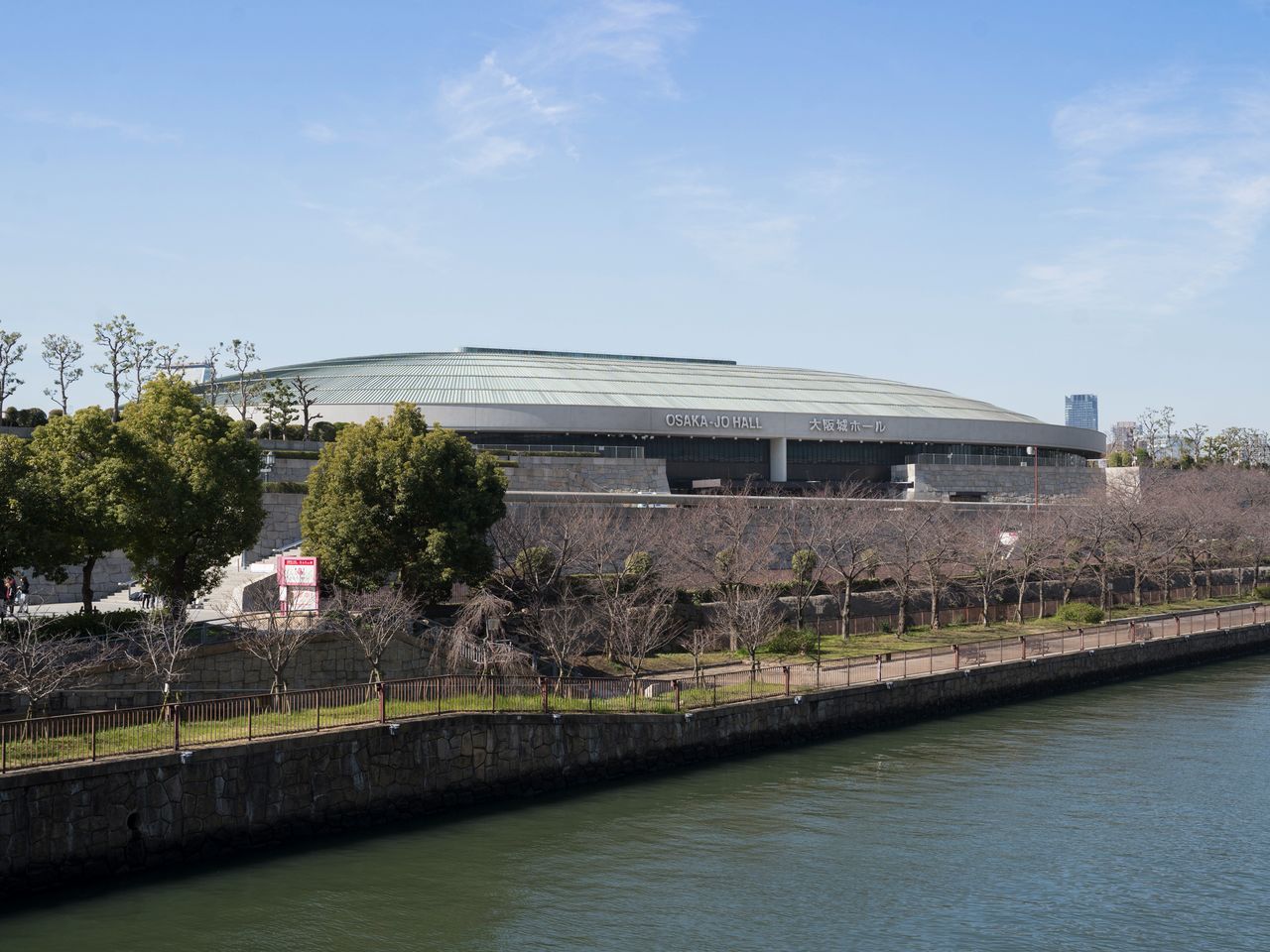 Зал замка Осака, где проводятся самые разные мероприятия - от спортивных соревнований до концертов и церемоний поступления в университет