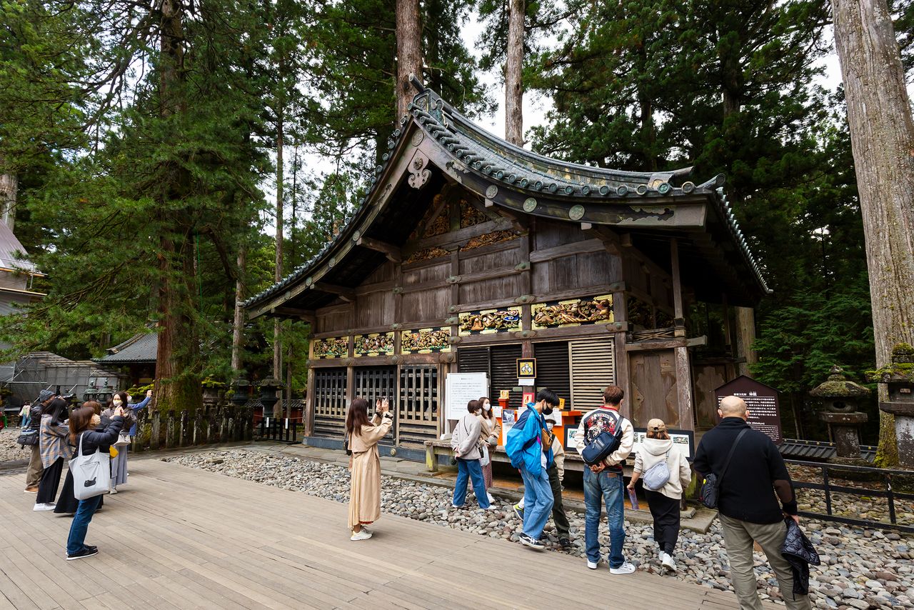 Многие посетители останавливаются, чтобы сфотографировать священную конюшню и фигуры трёх обезьян