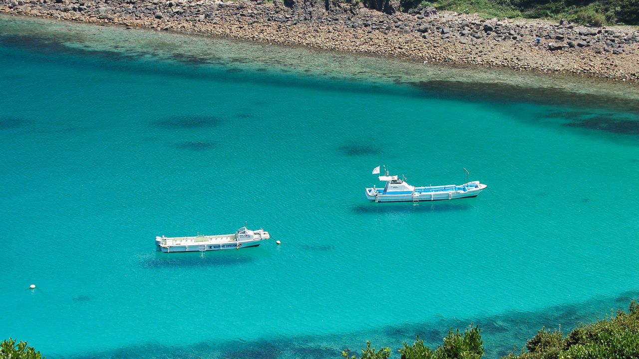 Воды у острова Касива настолько чисты, что лодки, кажется, парят в воздухе