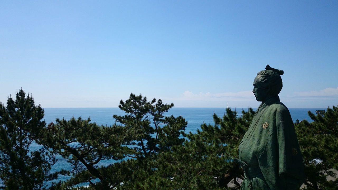 Статуя Сакамото Рёмы взирает на океан