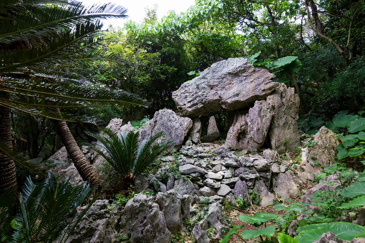 Камни в Агарима, еще одном месте поклонения, стоят так, чтобы отражать утренний свет