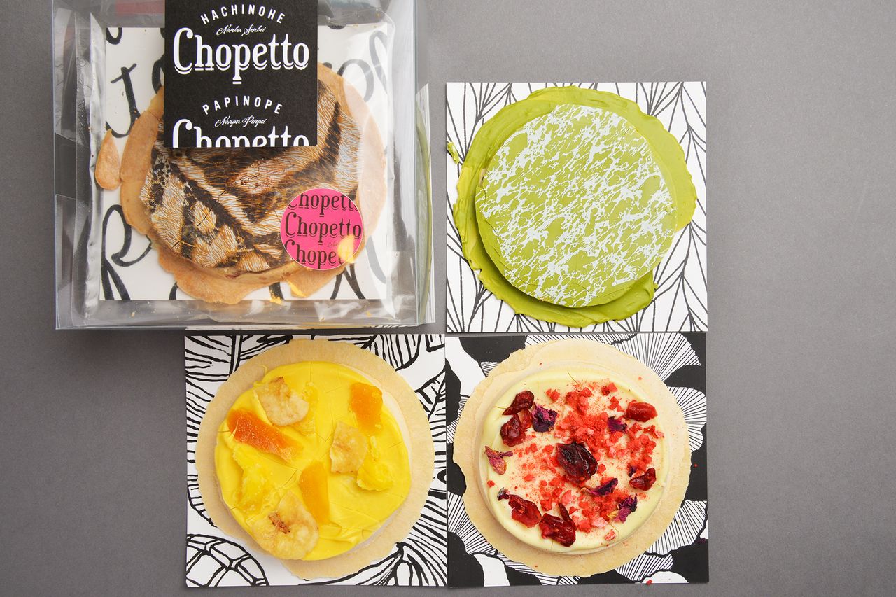Коробку из пяти цветных Chopetto Nanbu Senbei можно купить за 1944 йены, а упаковку из трех штук за 1350 йен