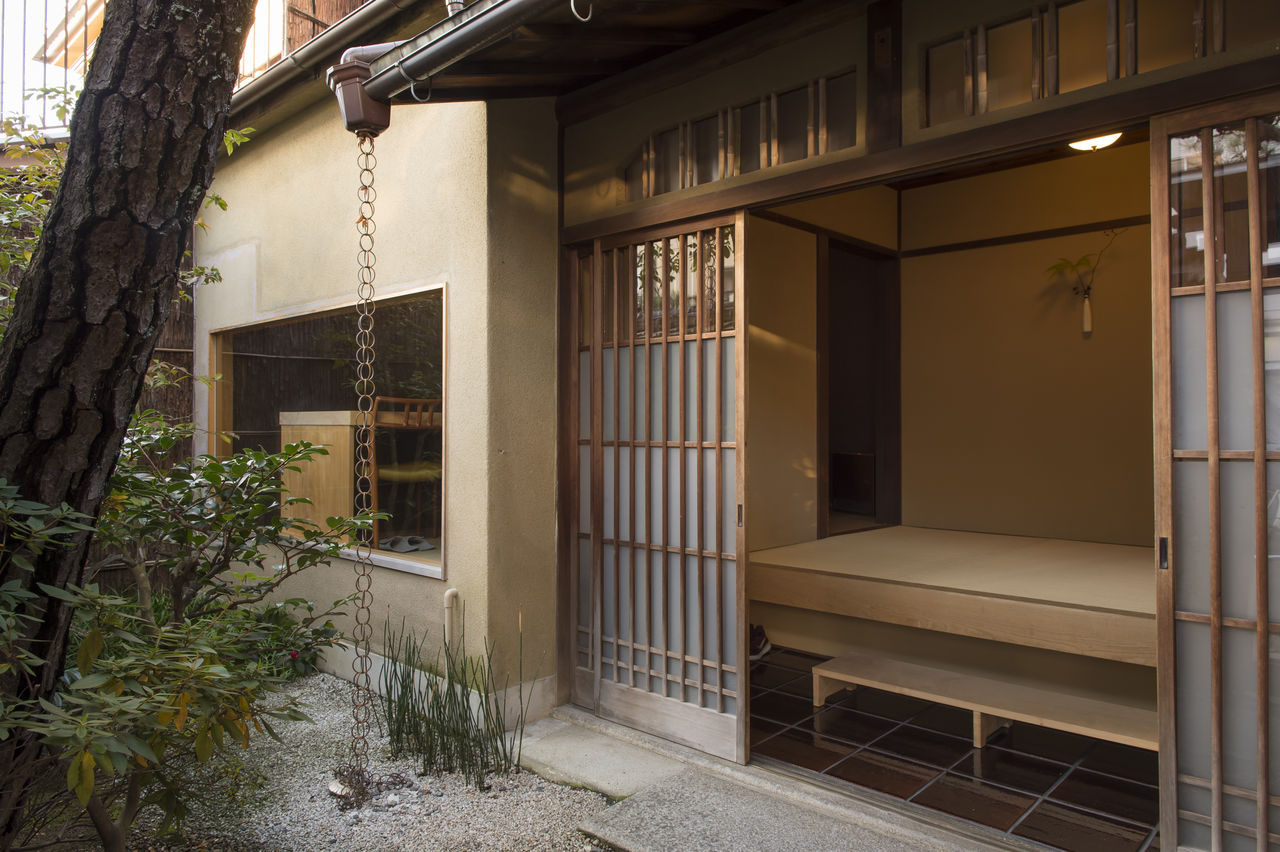 Когда вы входите в элегантную резиденцию в японском стиле, в которой также находится галерея Нитинити, чайная будет слева