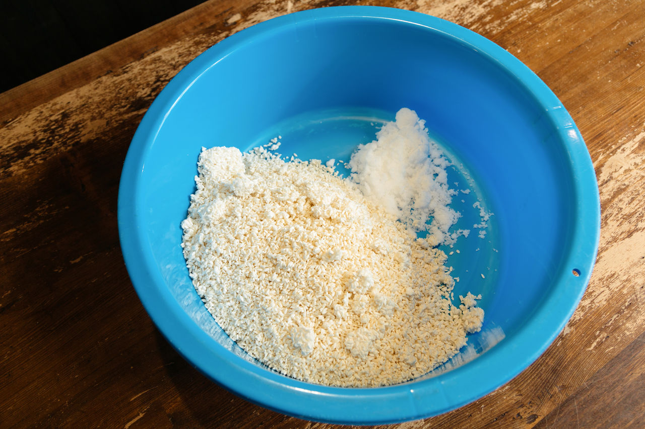 Рис кодзи и соль перемешивают в ёмкости