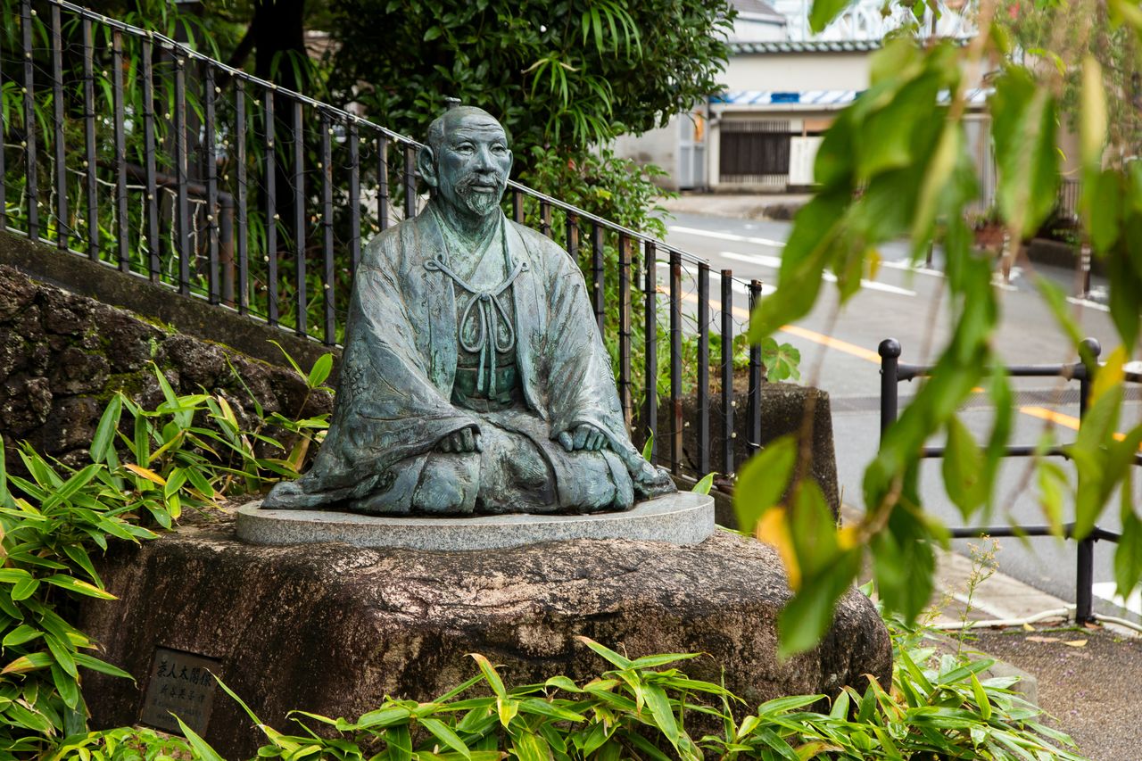 Статуя Хидэёси у подножия моста Тайко через реку Арима