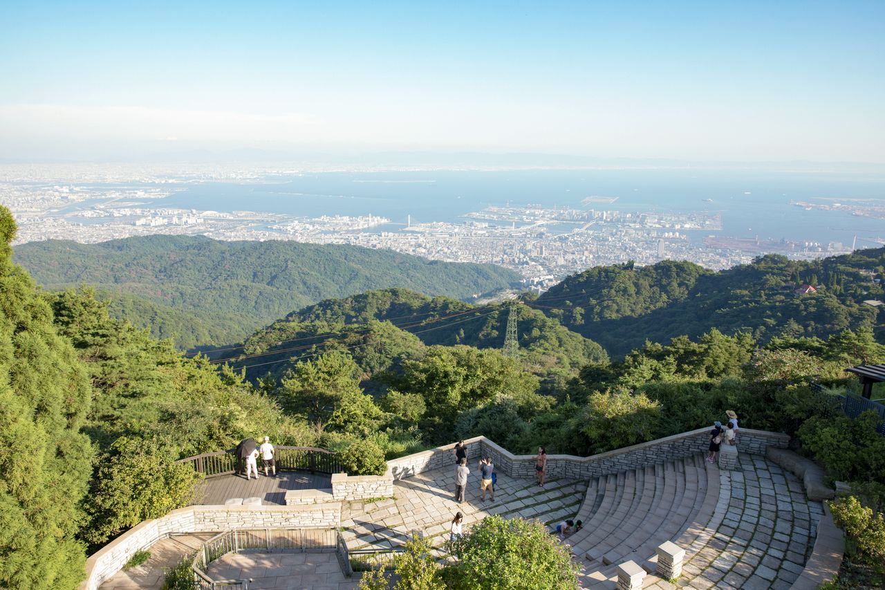 Вид на город Кобе и море с террасы на горе Рокко Rokkō Garden Terrace ;(предоставлено Бюро по туризму г. Кобе)