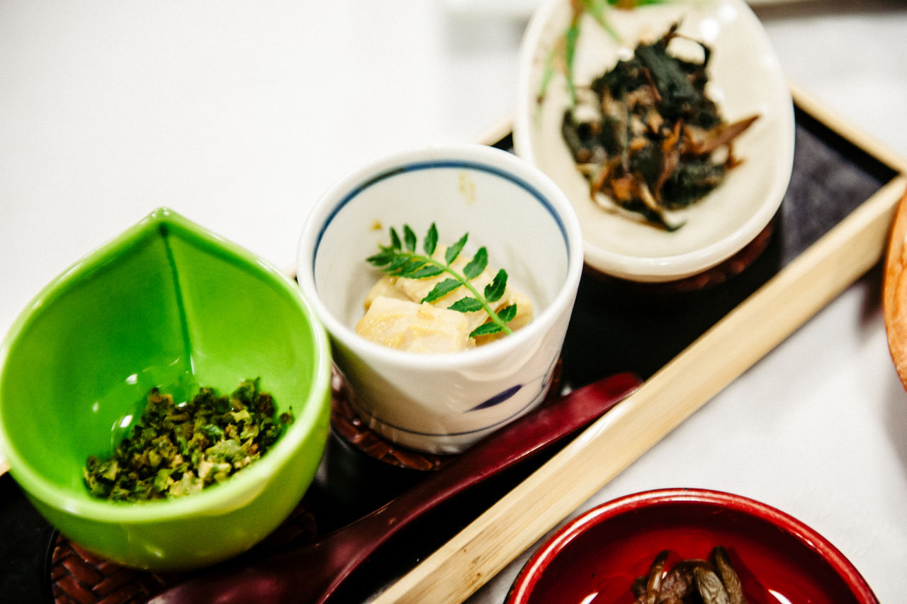 Три изысканных блюда, приготовленных из горной спаржи удо, побегов бамбука и японского кандыка катакури