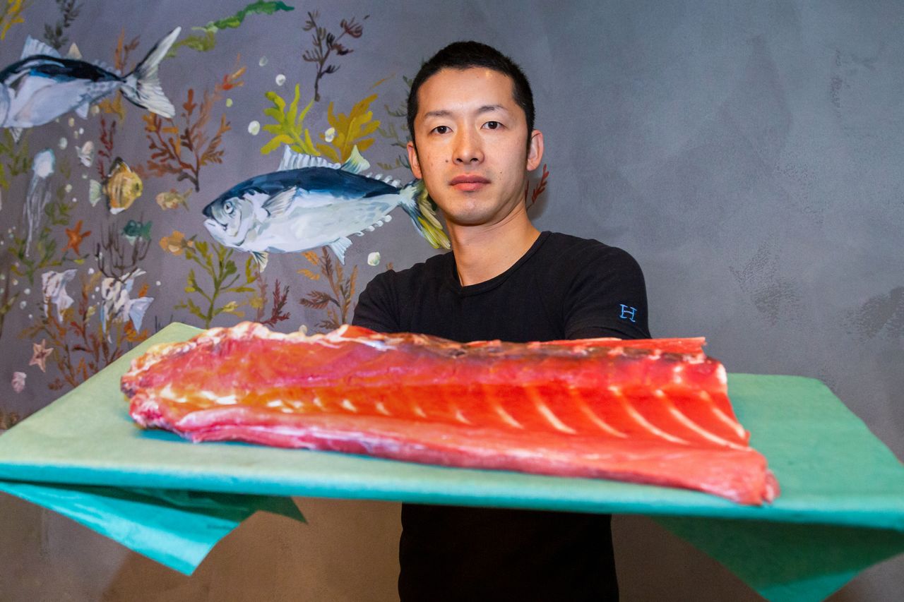 Хозяин ресторана «Магуро Март» Хирасима с хребтом тунца накаоти в руках