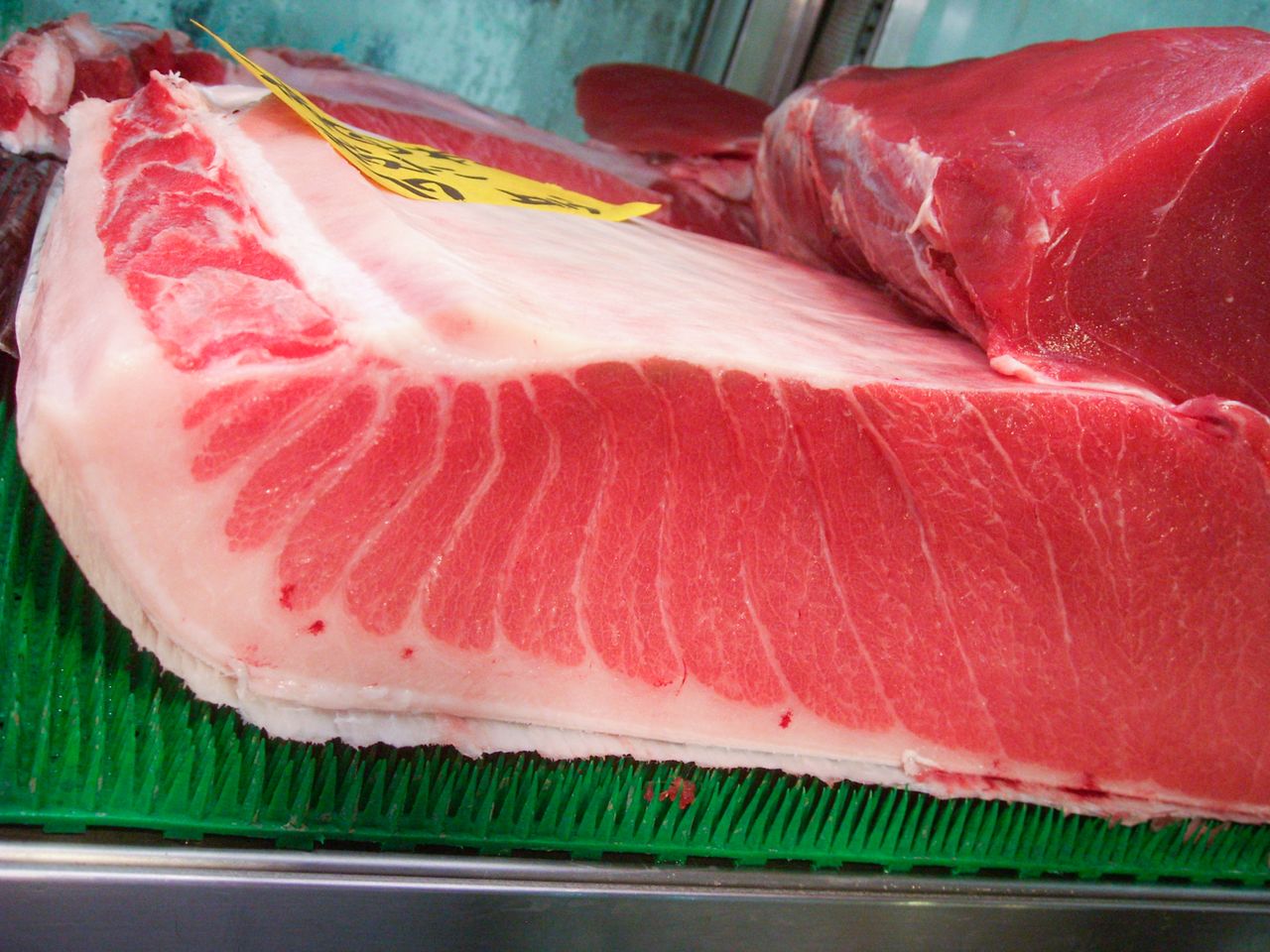 Блок тунца с филе тю-торо в оптовом магазине на рыбном рынке Тоёсу