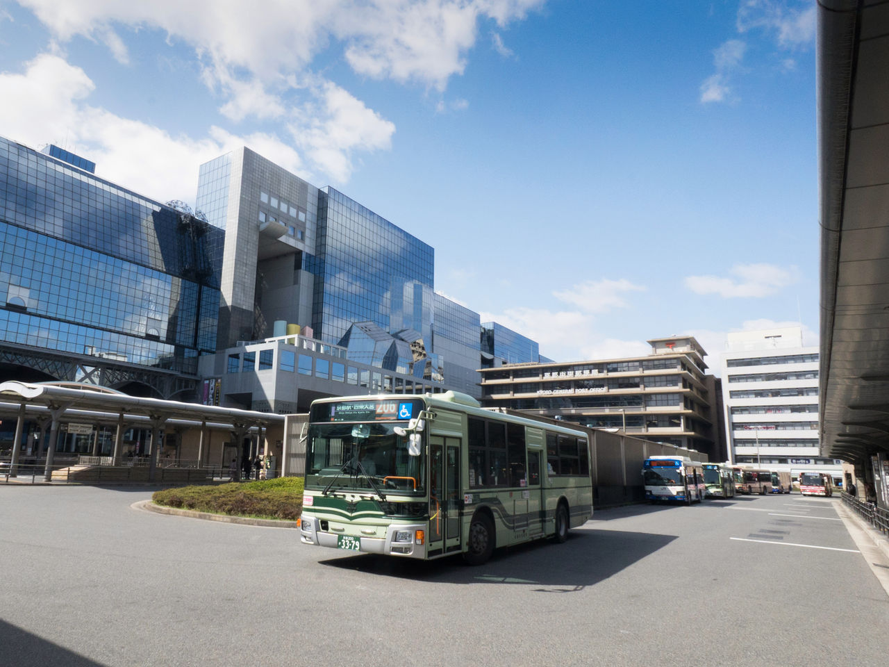 С северной стороны станции Киото есть большой автобусный терминал