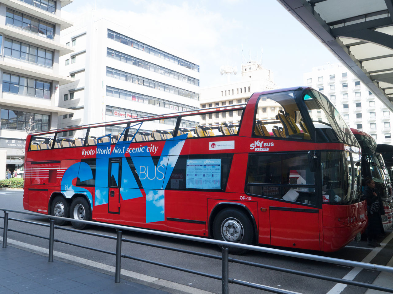На некоторых экскурсиях вы можете покататься на двухэтажном Sky Bus Kyoto