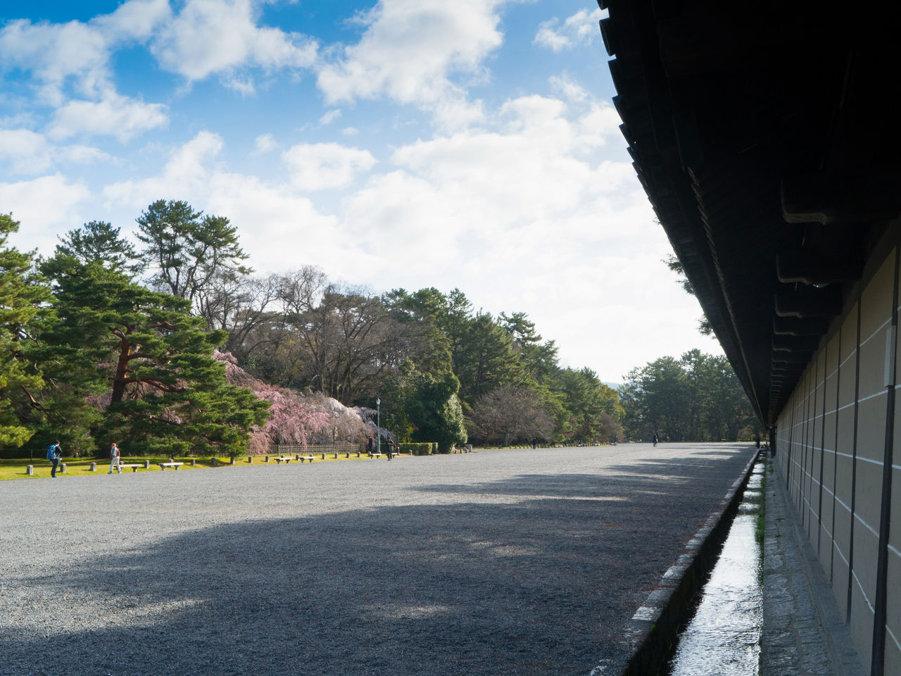 Маршрут от станции Киото до Киото Гёэн сравнительно ровный, его несложно проехать на велосипеде. По пути вы можете осмотреть объекты Всемирного наследия, такие как храм Ниси-Хонгандзи и замок Нидзё, а также остановиться в кафе у реки Камо