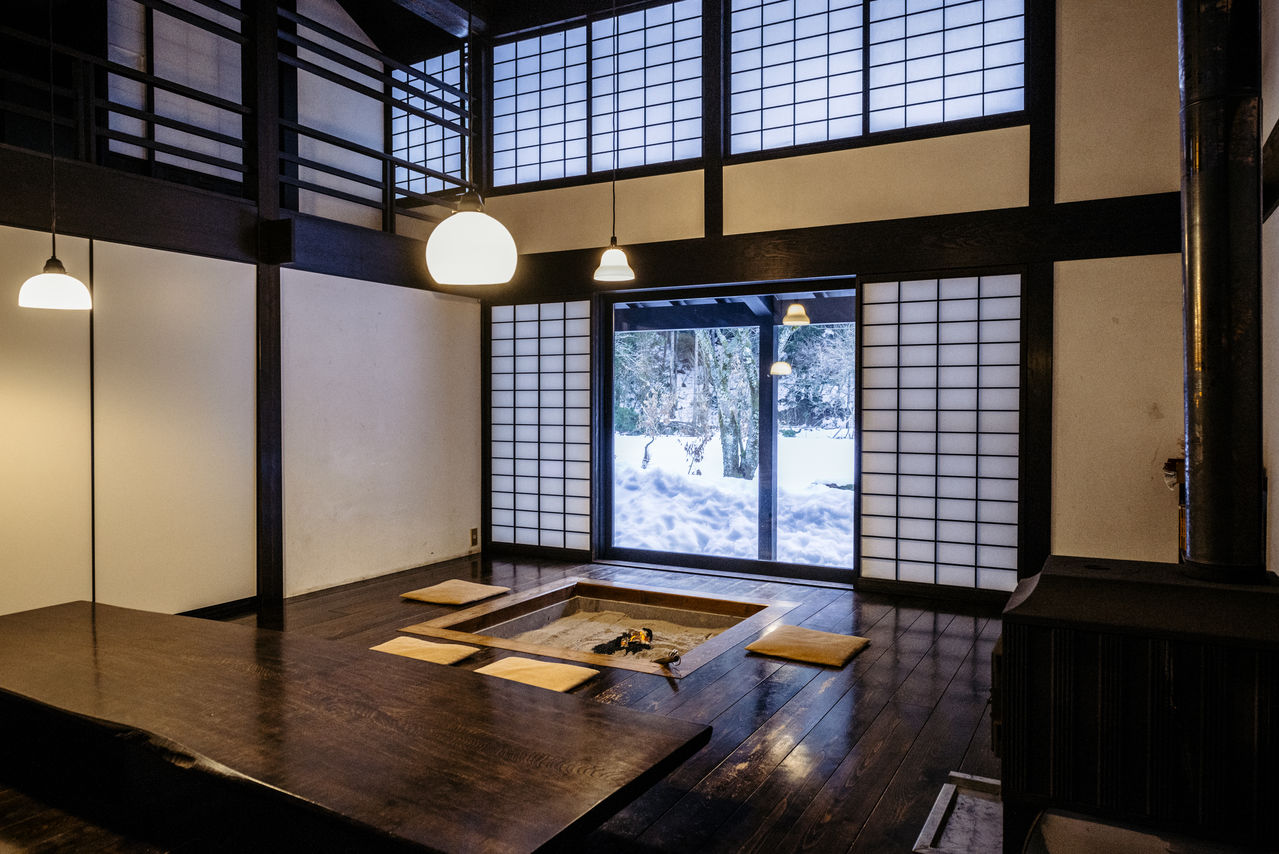 Завтрак подается у традиционного очага ирори в изумительной гостиной с дощатыми полами в японском стиле