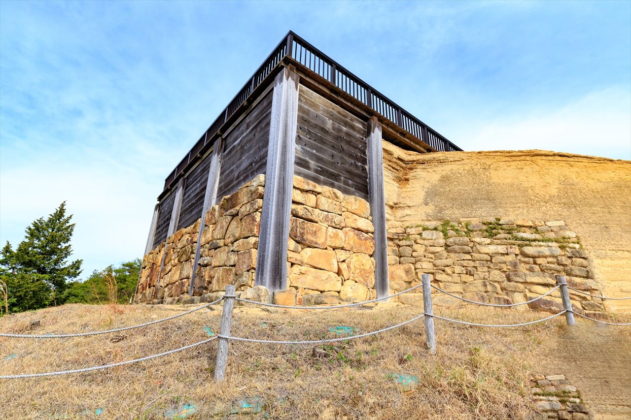 Руины угловой башни Кинодзё (PIXTA)
