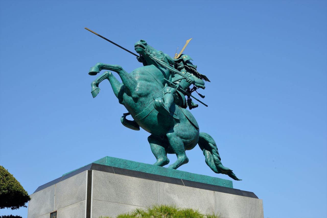 Конная статуя Могами Ёсиаки (Pixta)