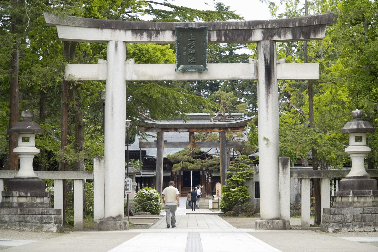 Огромные тории у входа в святилище Уэсуги на территории замка Ёнэдзава (предоставлено Ассоциацией туризма и конвенций Ёнэдзава)