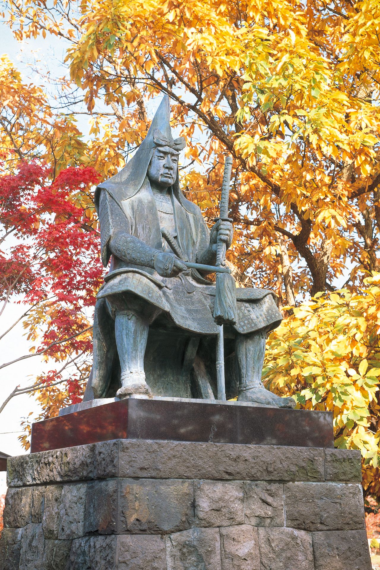 Бронзовая статуя Уэсуги Кэнсина на территории святилища Уэсуги (предоставлено префектурой Ямагата)