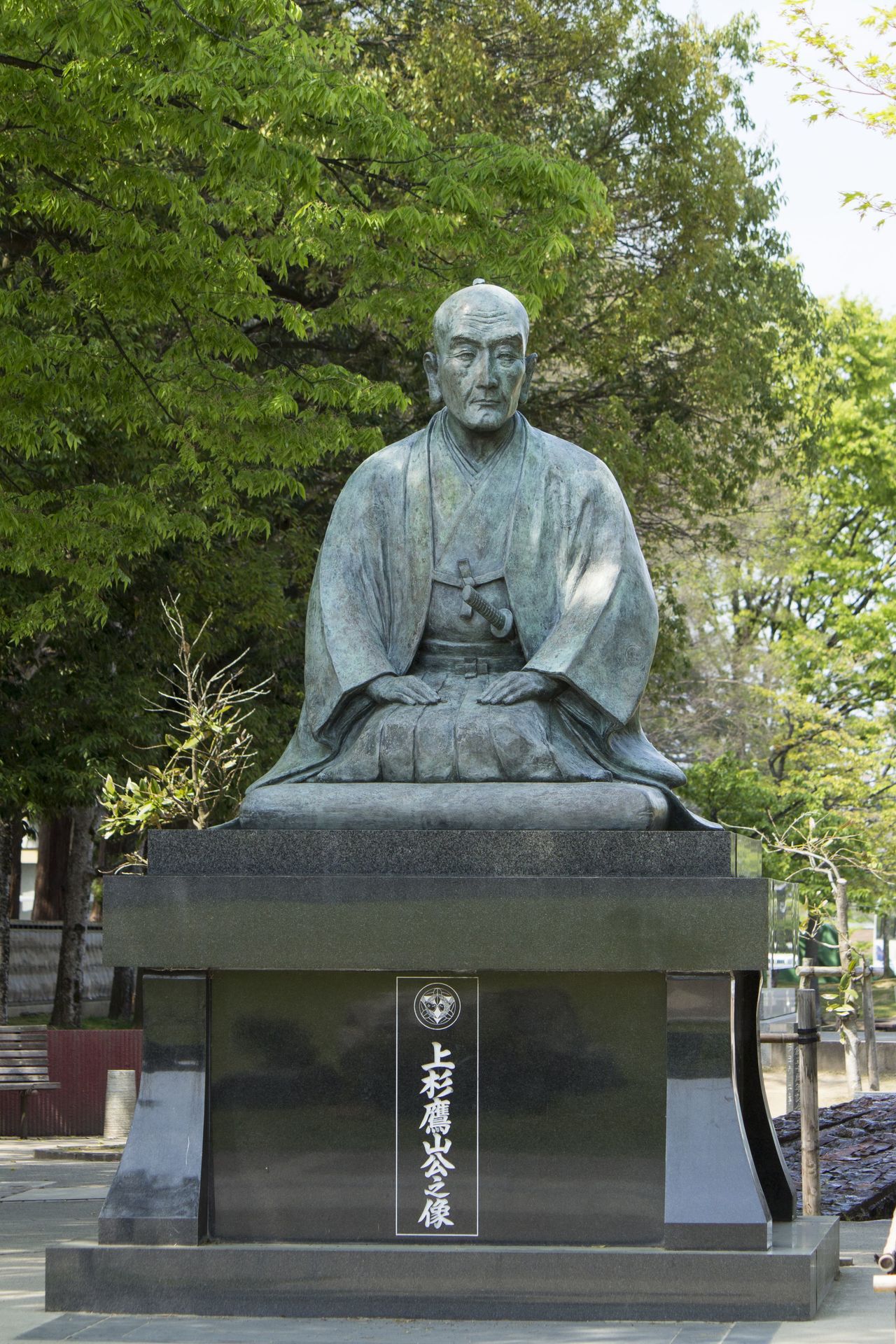 Бронзовая статуя финансового реформатора Уэсуги Ёдзан (предоставлено Туристической ассоциацией Ямагаты)