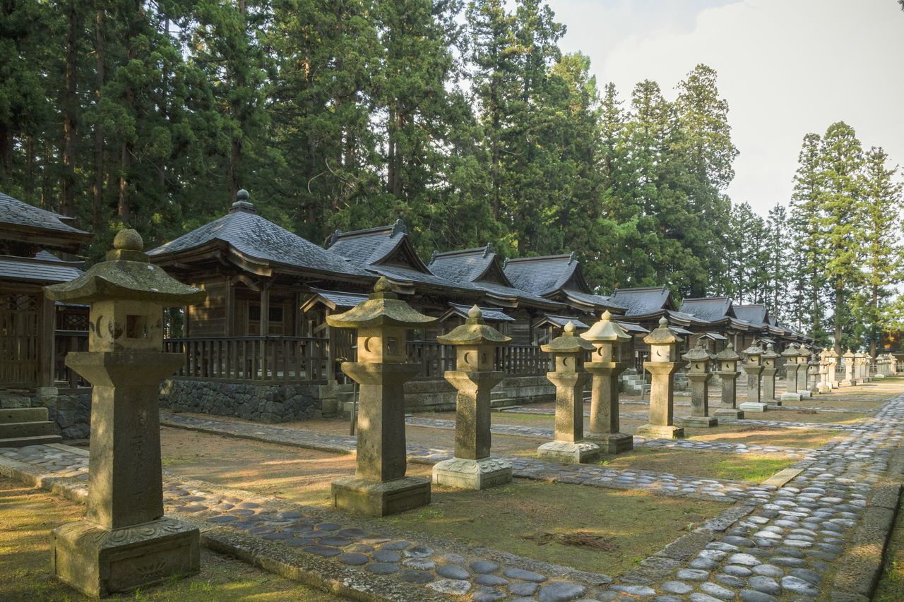 Могилы даймё Ёнэдзавы (фотография предоставлена Туристической ассоциацией Ямагаты)