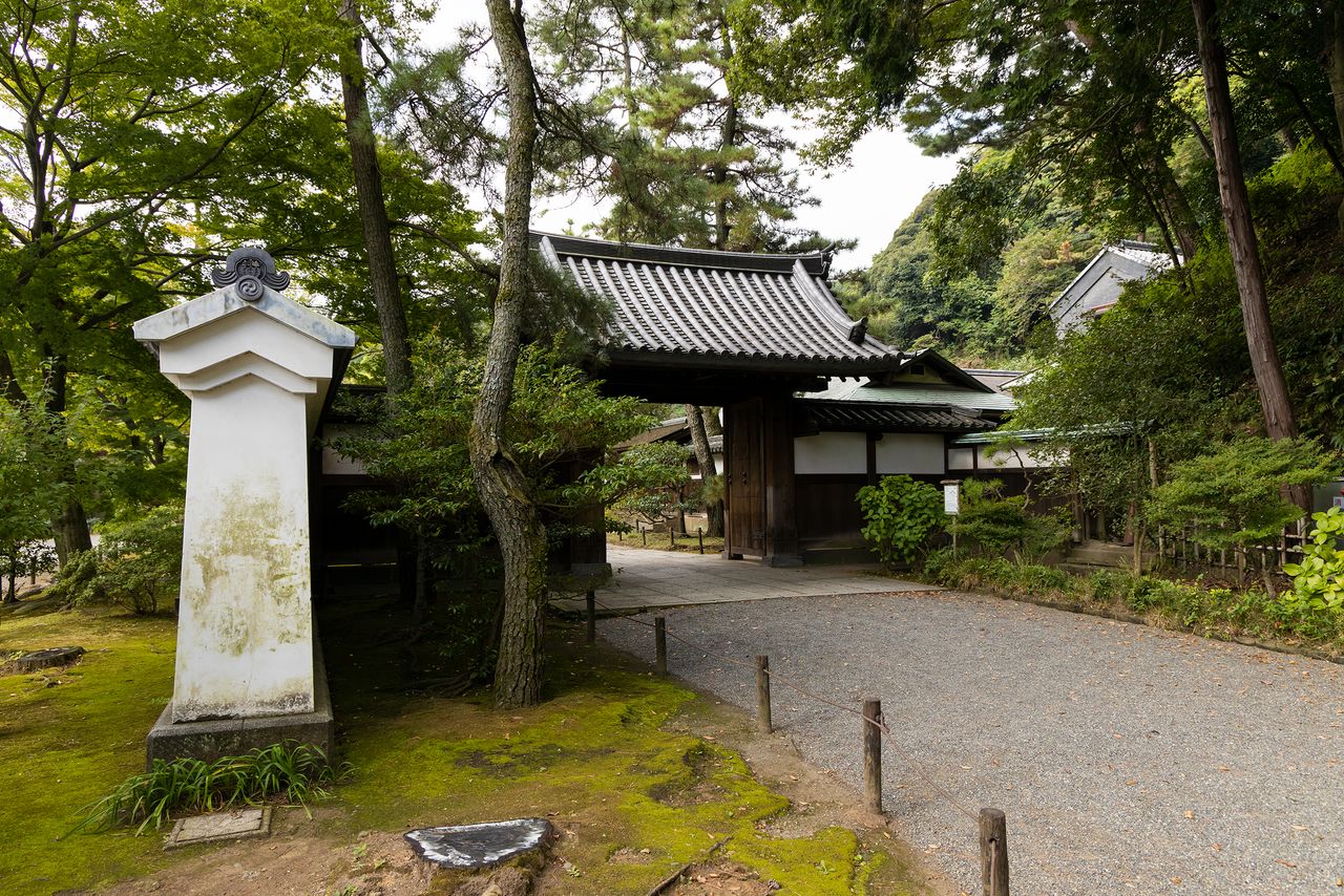 Ворота Гомон, ведущие во Внутренний сад, материальное культурное достояние города Йокогама. Они были построены в середине периода Эдо (1603-1868) и перенесены сюда из храма Сайходзи в Киото
