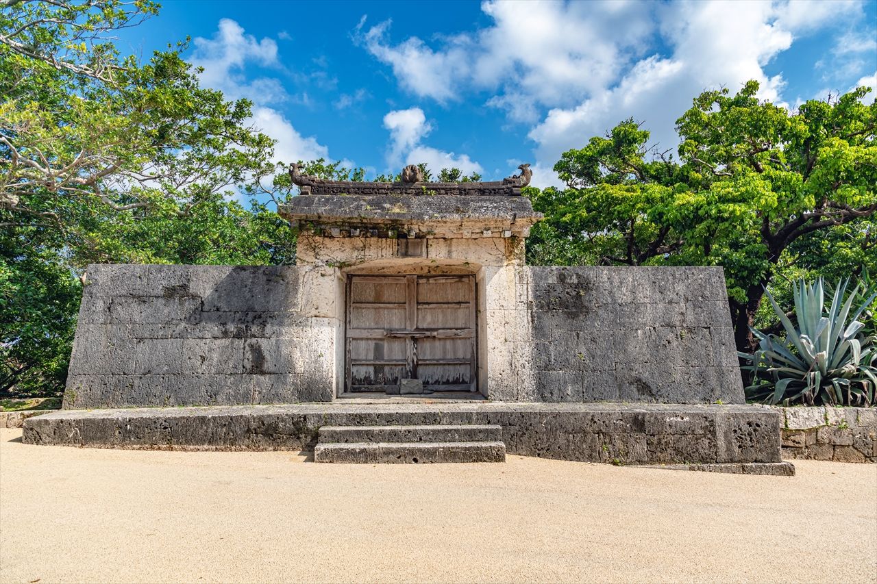 Каменные ворота Сонохян-утаки (Pixta)