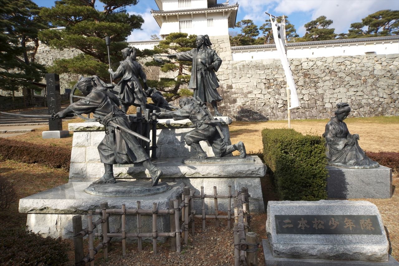 Статуи Нихоммацу сёнэнтай (Pixta)
