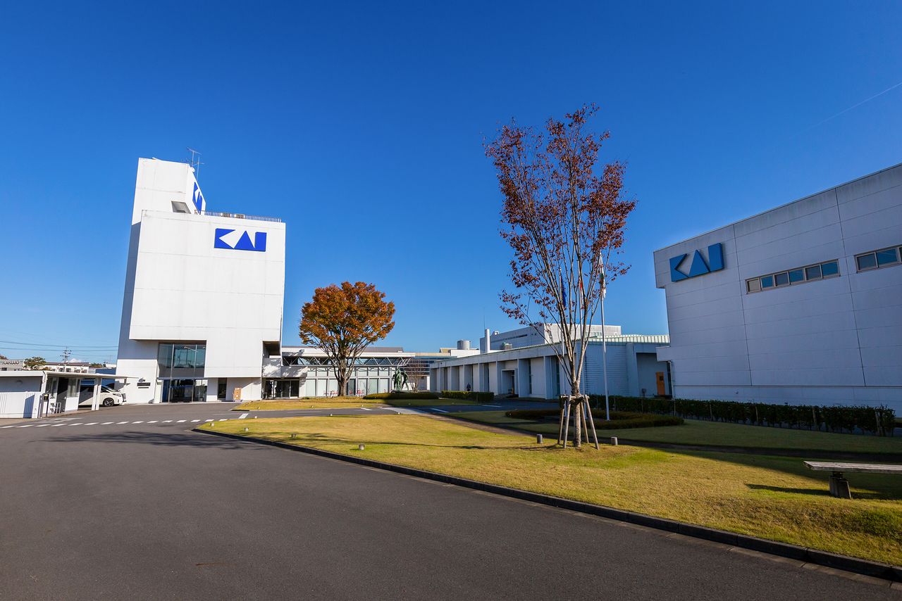 Штаб-квартира главного производственного подразделения «Кайдзируси» Kai Industries (слева) и фабрика Oyana Daiichi (справа), где в основном производятся лезвия для бритв и медицинских изделий