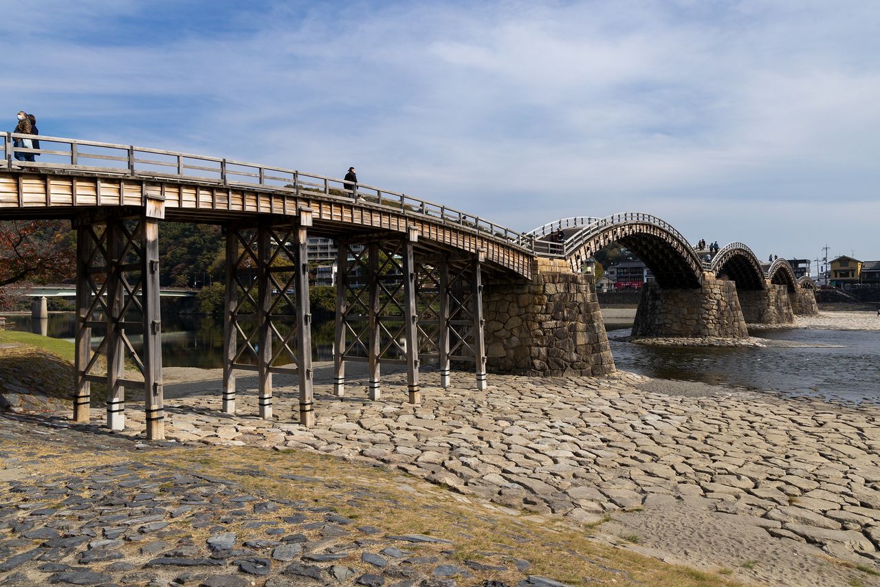 Вид на мост с западного берега реки Нисики