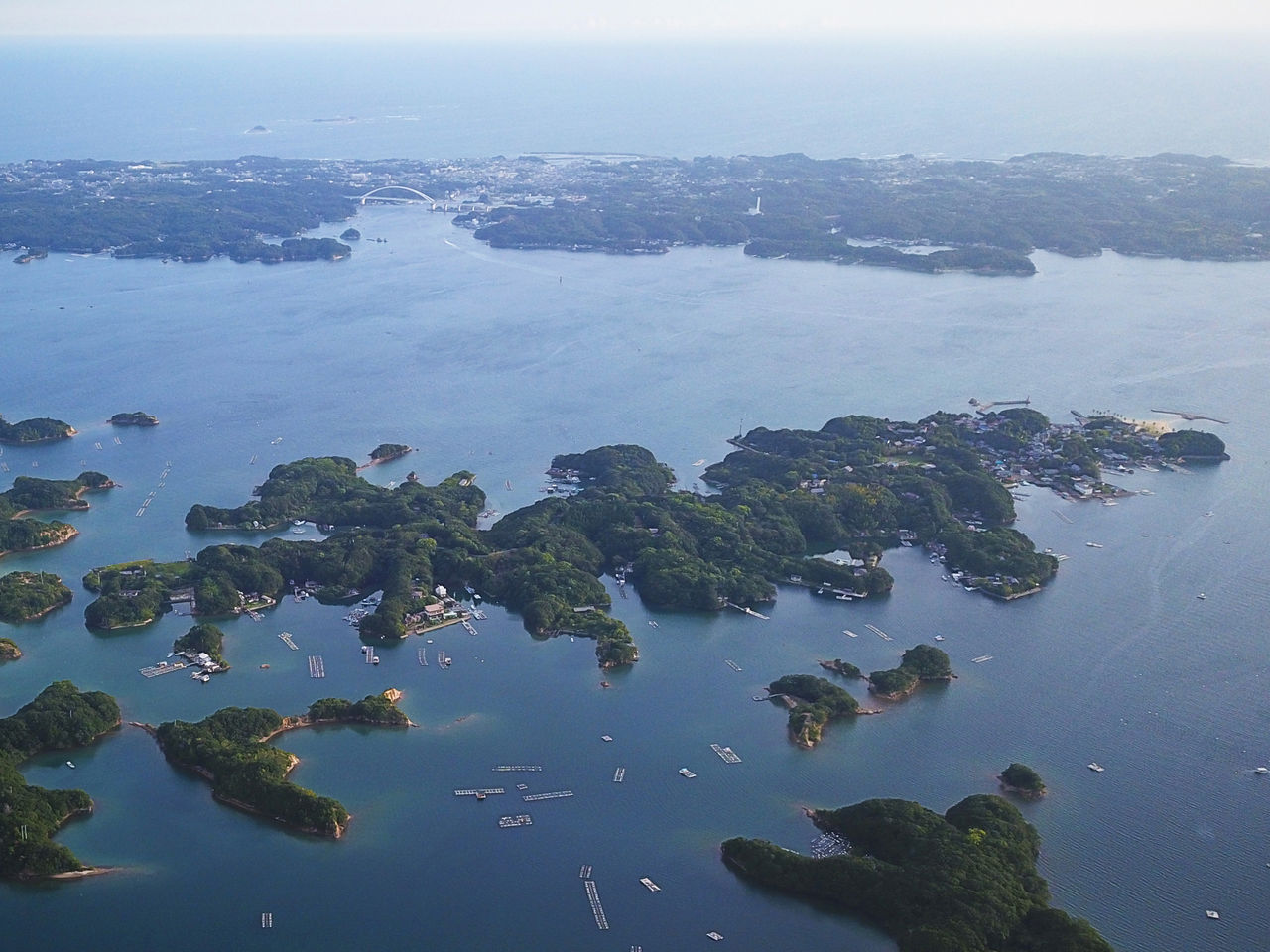При взгляде сверху остров Масакидзима имеет чрезвычайно сложный рельеф. Немногочисленные равнинные участки, пригодные для строительства домов, сосредоточены на юго-западе